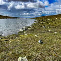 Kleiner Bergsee, der eingebettet zwischen den Gipfeln des Hundshögen und des Hästryggen liegt